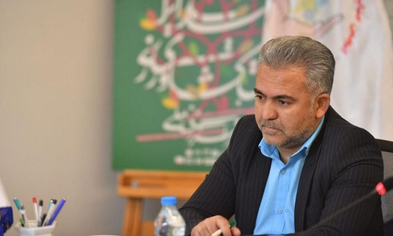 به گزارش تولیدگران کارآفرین، رئیس انجمن گلخانه‌داران و صادرکنندگان محصولات سبزی و صیفی گلخانه‌ای کشور با بیان این مطلب در گفت‌وگو با روستانیوز اظهار داشت: با وجودی که بانک کشاورزی بیش از 90 درصد منابع خود را در اختیار بخش کشاورزی و باغداری قرار می‌دهد اما فعالان این عرصه همچنان تشنه نقدینگی برای سرمایه در گردش هستند، در چنین شرایطی دولت و برنامه‌ریزان باید به گونه‌ای منابع این بانک را تجهیز کنند که آنها دچار مشکل نشوند چرا که بی‌توجهی به این بخش‌ها، امنیت غذایی کشوررا تهدید می‌کند.