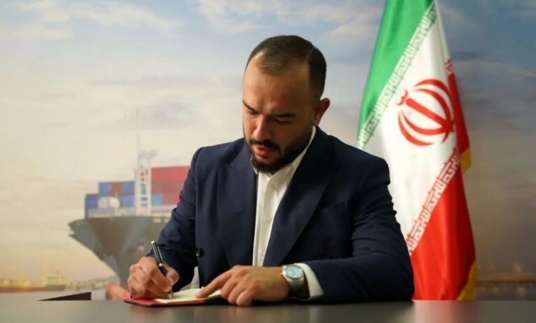 به  گزارش تولیدگران کارآفرین: محمد اورعی با اشاره به فعالیت‌های هلدینگ اتحاد گفت: این مجموعه از سال ۱۳۹۸ فعالیت خود را آغاز کرده و اکنون با بیش از ۷۰ نفر پرسنل، یکی از تیم‌های بزرگ در حوزه کشتیرانی و حمل‌ونقل بین‌المللی کشور محسوب می‌شود. خدمات ما شامل حمل‌ونقل بین‌المللی، خدمات بندری و جابه‌جایی کالا است.