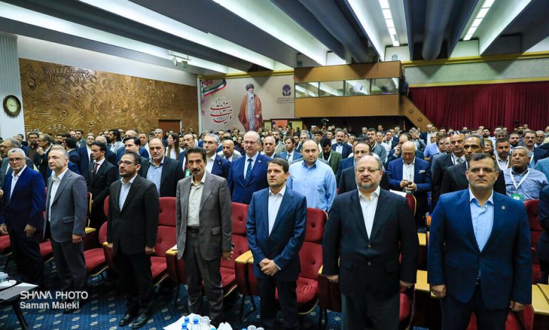 به گزارش تولیدگران کارآفرین به نقل از شانا، نوزدهمین نمایشگاه بین‌المللی ایران‌پلاست امروز (دوشنبه، ۱۷ شهریور) به‌مدت چهار روز (۲۰ شهریور) با حضور حسن عباس‌زاده مدیرعامل شرکت ملی صنایع پتروشیمی، مدیران ارشد صنعت نفت و جمعی از فعالان پتروشیمی در محل دائمی نمایشگاه‌های بین‌المللی تهران آغاز به‌کار کرد.