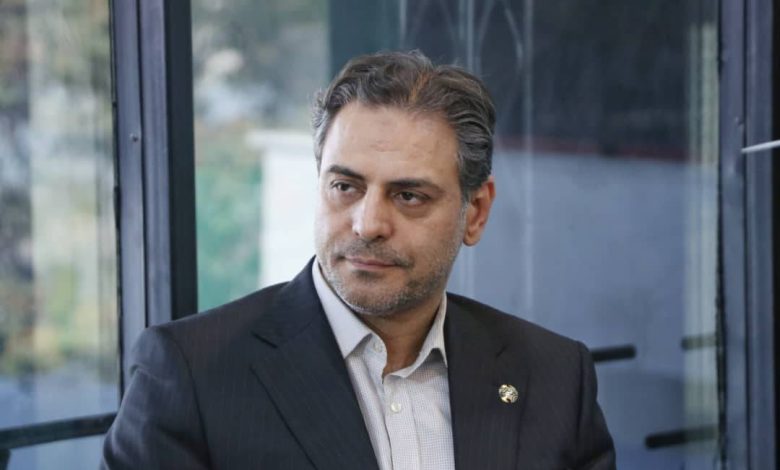 به گزارش تولیدگران کارآفرین: مهندس محمد جعفرپور با تاکید براینکه شرکت مخابرات ایران با بیش از نیم قرن سابقه فعالیت، ارائه دهنده زیرساخت‌های ارتباطی، اینترنت پرسرعت، فیبر نوری و خدمات دیجیتال شهری است، در خصوص چشم‌اندازهای پیش رو در حوزه هوش مصنوعی اظهار کرد: ماموریت ما ایجاد شبکه‌های پایدار و هوشمند برای ارتقای کیفیت زندگی شهروندان و توسعه فناوری‌های ارتباطی در کشور است. براین اساس چشم انداز ما، ایجاد شهرهای هوشمند، کارآمد و پایدار با استفاده از فناوری‌های نوین و هوش مصنوعی است. به‌عبارتی هدف ما ارائه خدمات شهری هوشمند، مدیریت بهینه منابع و افزایش رفاه شهروندان است.
