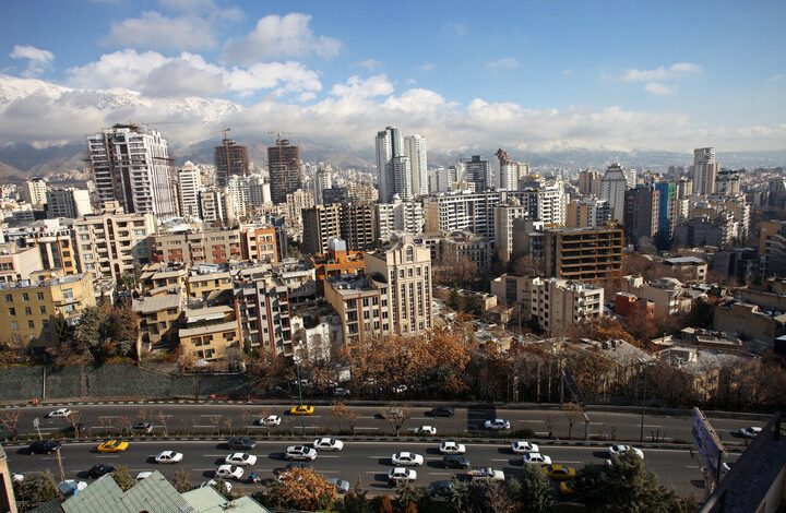 به گزارش تولیدگران کارآفرین، تورم مسکن در ایران را می‌توان تورمی ساختاری دانست؛ به این معنا که افزایش قیمت‌ها تنها ناشی از تغییرات مقطعی یا شوک‌های اقتصادی نیست، بلکه ریشه در عوامل بنیادین و پایدار دارد. کمبود عرضه متناسب با تقاضا، رشد جمعیت شهری، افزایش بهای زمین و وابستگی شدید ساخت‌وساز به واردات مصالح و مواد اولیه، عواملی هستند که به‌طور مداوم فشار قیمتی بر بازار مسکن وارد می‌کنند. این شرایط باعث می‌شود حتی در دوره‌هایی که اقتصاد کشور در رکود به‌سر می‌برد، قیمت مسکن همچنان روند صعودی خود را حفظ کند.