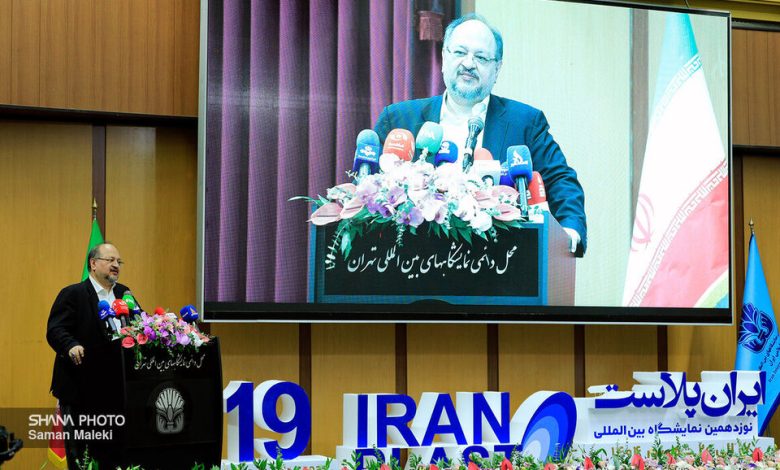 به گزارش تولیدگران کارآفرین به نقل از شانا. محمد شریعتمداری روز (دوشنبه. ۱۷ شهریور) در آیین گشایش نوزدهمین نمایشگاه بین‌المللی ایران‌پلاست با بیان اینکه این رویداد آینه‌ای از دستاوردها و امیدهای صنعت پلاستیک است و فرصتی است تا با نگاهی جامع‌تر به آینده صنعت مهم پلاستیک بپردازیم،