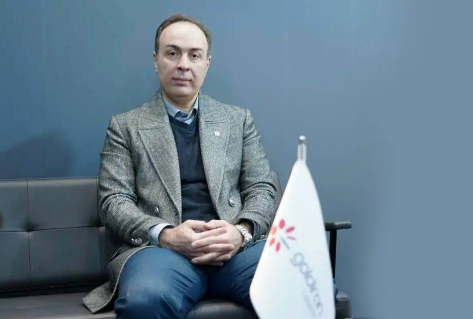 به گزارش تولیدگران کارآفرین: امیر مقاریان با تأکید بر اینکه هوشمندسازی در صنعت لجستیک نقش حیاتی دارد، افزود: «با استفاده از فناوری‌هایی مانند سیستم‌های مدیریت هوشمند ناوگان، ردیابی لحظه‌ای محموله‌ها و تحلیل داده‌های عملیاتی، می‌توان بهره‌وری را افزایش داد، خدمات را بهینه‌سازی کرد و سرعت و دقت در زنجیره تأمین را به سطحی بالاتر رساند.»
