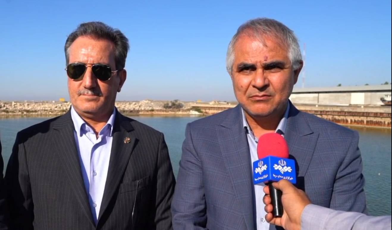 به گزارش تولیدگران کارآفرین: عبدالجلال ایری ضمن تقدیر و‌ تشکر از سعید رسولی؛ معاون وزیر راه و شهرسازی و مدیرعامل سازمان بنادر و دریانوردی و اعضای هیات عامل این سازمان بابت سفر به استان گلستان و بازدید از ظرفیت ها، زیرساختها و‌ پروژه های بنادر استان ، گفت: به طور حتم حضور مدیرعامل سازمان بنادر دریانوردی در راستای توسعه دریامحور در استان گلستان بسیار کمک کننده است تا بتوانیم به خوبی از ظرفیت‌های وزارت راه و شهرسازی و سازمان بنادر و دریانوردی در راستای توسعه استان‌های ساحلی استفاده کنیم و شاهد ایجاد بسترهای اشتغال‌آفرینی، تبادل مطلوب کالا و توسعه تجارت استان باشیم و حضور ایشان را به فال نیک می‌گیریم .