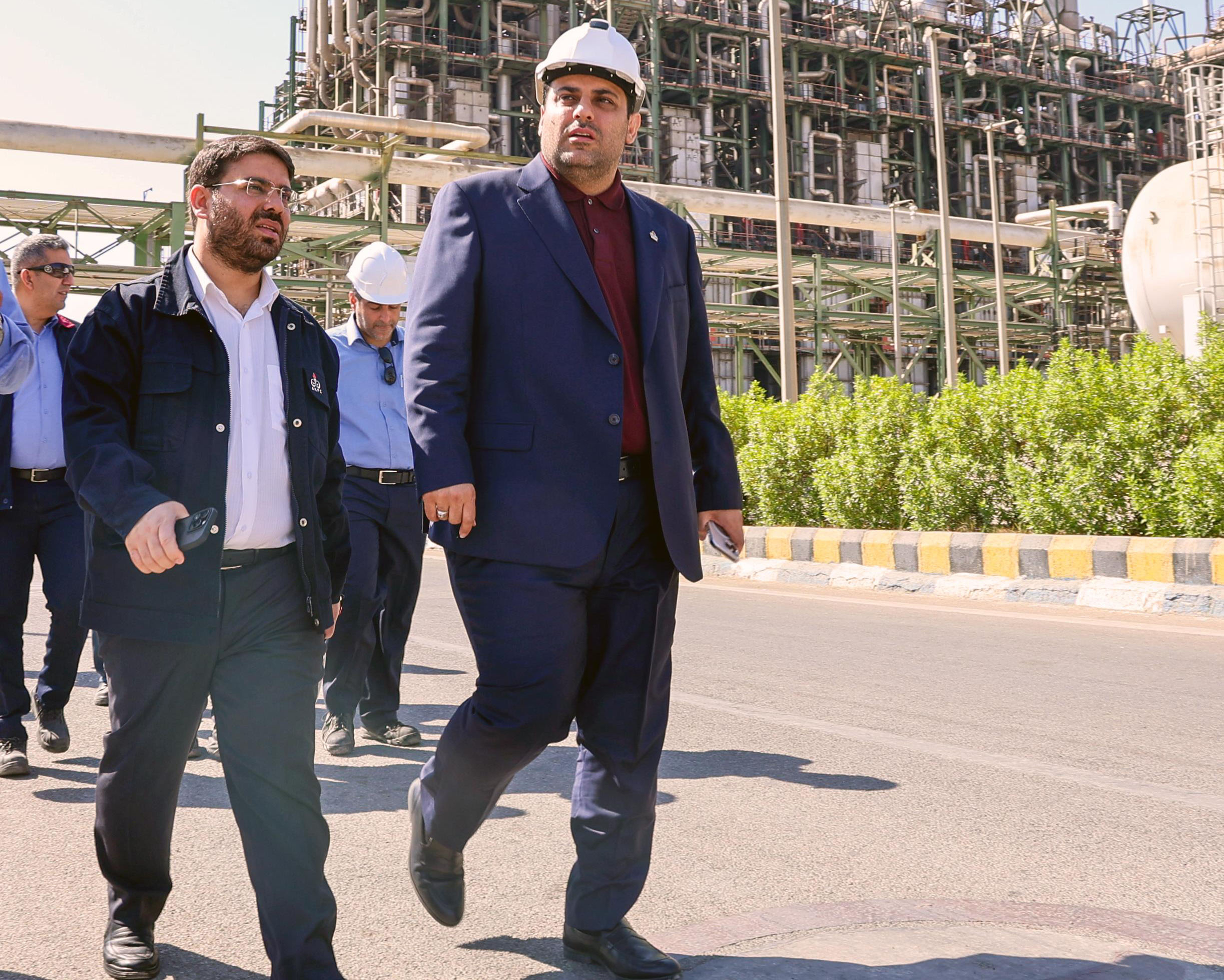 به گزارش تولیدگران کارآفرین به نقل از روابط عمومی و امور بینالملل پتروشیمی امیرکبیر، مهندس حسام خوشبینفر سرپرست این شرکت، با هدف بررسی آخرین وضعیت تولید و روند فعالیت واحدهای مختلف، از بخشهای گوناگون مجتمع بازدید بهعمل آورد.