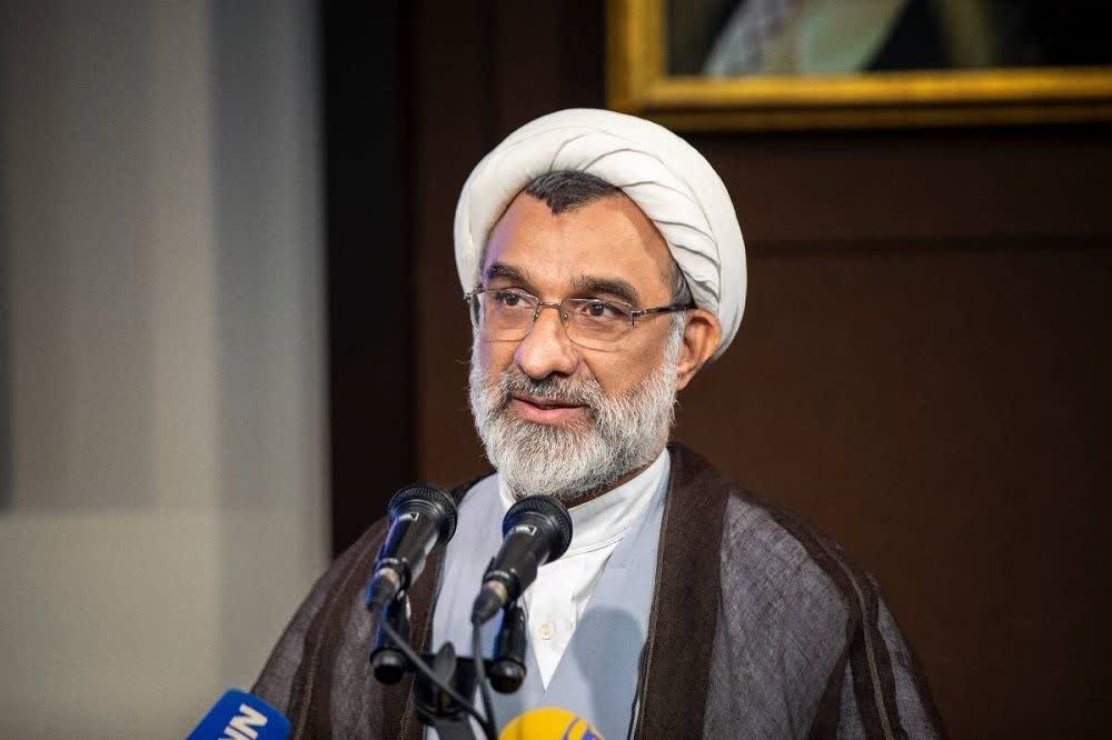 به گزارش تولیدگران کارآفرین به نقل از روستانیوز، دبیر شورای عالی انقلاب فرهنگی با تأکید بر ضرورت تغییر نگرش از بانکداری تجاری به بانکداری توسعه‌ای و سرمایه‌گذاری، گفت: تأمین مالی پایدار در بخش کشاورزی نشانه بلوغ حکمرانی و عقلانیت اقتصادی است و بانک کشاورزی گام مؤثری در مسیر جهاد امنیت غذایی برداشته است.