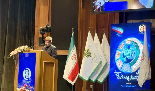 به گزارش تولیدگران کارآفرین به نقل از روستانیوز: علی آقامحمدی، عضو مجمع تشخیص مصلحت نظام روز سهشنبه 22 مهرماه 1404 در نخستین همایش ملی «نقش تأمین مالی پایدار در امنیت غذایی»، تأکید کرد که تحقق امنیت غذایی کشور بدون تأمین مالی هوشمند و هماهنگ با کشاورزان و زنجیره تولید امکانپذیر نیست و این رویکرد میتواند ضایعات را کاهش و بهرهوری را افزایش دهد.
