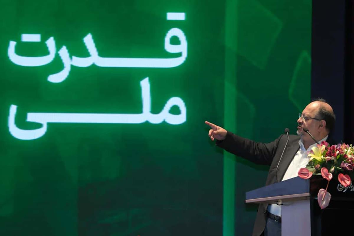 به گزارش تولیدگران کارآفرین به نقل از روابطعمومی شرکت صنایع پتروشیمی خلیجفارس، مدیرعامل شرکت صنایع پتروشیمی خلیجفارس از رشد ۴۲ درصدی درآمد عملیاتی تلفیقی و رشد ۶۳ درصدی سود خالص «فارس» نسبت به سال مالی گذشته خبر داد و به تشریح اقدامات این گروه برای تأمین خوراک بهعنوان مهمترین چالش شرکتهای پتروشیمی پرداخت و انبوه نیروی انسانی متخصص در این گروه پتروشیمی را بزرگترین و مهمترین دارایی این مجموعه دانست.