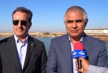 به گزارش تولیدگران کارآفرین: عبدالجلال ایری ضمن تقدیر و‌ تشکر از سعید رسولی؛ معاون وزیر راه و شهرسازی و مدیرعامل سازمان بنادر و دریانوردی و اعضای هیات عامل این سازمان بابت سفر به استان گلستان و بازدید از ظرفیت ها، زیرساختها و‌ پروژه های بنادر استان ، گفت: به طور حتم حضور مدیرعامل سازمان بنادر دریانوردی در راستای توسعه دریامحور در استان گلستان بسیار کمک کننده است تا بتوانیم به خوبی از ظرفیت‌های وزارت راه و شهرسازی و سازمان بنادر و دریانوردی در راستای توسعه استان‌های ساحلی استفاده کنیم و شاهد ایجاد بسترهای اشتغال‌آفرینی، تبادل مطلوب کالا و توسعه تجارت استان باشیم و حضور ایشان را به فال نیک می‌گیریم .