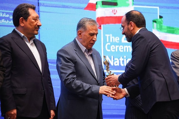 به گزارش تولیدگران کارآفرین به نقل از ایکوپرس- در این مراسم، تعدادی از صادرکنندگان برتر در سخنانی به چالش‌های حوزه صادرات اشاره کردند و سپس وزیر صمت، روسای کمیسیون صنایع و معادن، سازمان توسعه تجارت و اتاق بازرگانی ایران سخنرانی کردند.