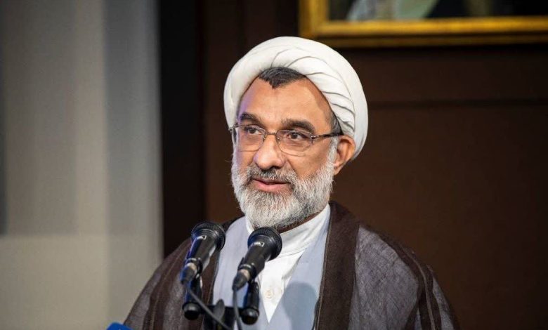 به گزارش تولیدگران کارآفرین به نقل از روستانیوز، دبیر شورای عالی انقلاب فرهنگی با تأکید بر ضرورت تغییر نگرش از بانکداری تجاری به بانکداری توسعه‌ای و سرمایه‌گذاری، گفت: تأمین مالی پایدار در بخش کشاورزی نشانه بلوغ حکمرانی و عقلانیت اقتصادی است و بانک کشاورزی گام مؤثری در مسیر جهاد امنیت غذایی برداشته است.