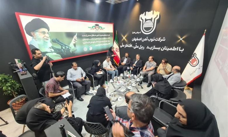 به گزارش تولیدگران کارآفرین: مهندس افضلی درباره اهمیت مدیریت هزینه‌ها گفت: قیمت تمام‌شده محصول نهایی به دلیل روش تولید کوره بلند و واردات بخشی از مواد اولیه از جمله کک و زغال، حدود ۴۵ درصد کل هزینه‌ها را شامل می‌شود. در این زمینه برنامه‌های موثری برای کاهش هزینه‌ها تعریف کرده‌ایم.