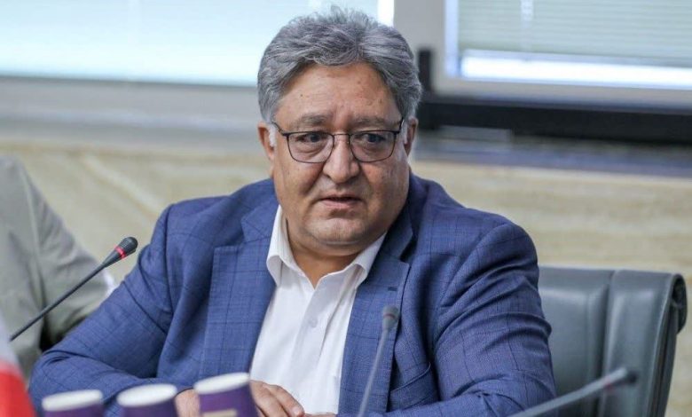 به گزارش تولیدگران کارآفرین، رئیس شورای ملی زعفران با بیان این مطلب تاکید کرد: تولید محصولات کشاورزی برای تامین مواد غذایی و توسعه صادرات، باید از شیوه سنتی به سمت دانش‌بنیانی با استاندارهای خاص ملی پیش برود و از طرفی صنایع غذایی نیز با بهره‌گیری از حمایت‌های نظام بانکی به تکنولوژی مدرن روز مجهز شود.