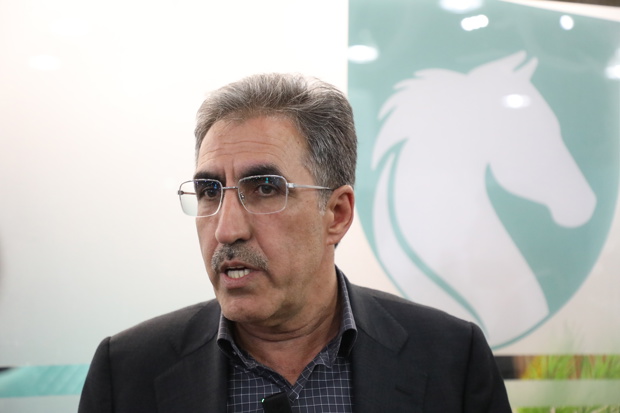 به گزارش تولیدگران کارآفرین به نقل از ایکوپرس- رضا علیزاده، در حاشیه نمایشگاه خودرو تبریز، با اشاره به تجربه واگذاری مدیریت ایران‌خودرو به بخش خصوصی اظهار کرد: قانون اساسی به صراحت تکلیف کرده که بنگاه‌های تولیدی باید به بخش خصوصی واگذار شوند. دولت نباید تولیدکننده، تاجر یا بنگاه‌دار باشد، بلکه باید تمرکز خود را بر سیاست‌گذاری، ریل‌گذاری و حمایت از تولیدکنندگان بگذارد. هر جا دولت وارد عرصه تولید شده، نتیجه مطلوبی حاصل نشده است.