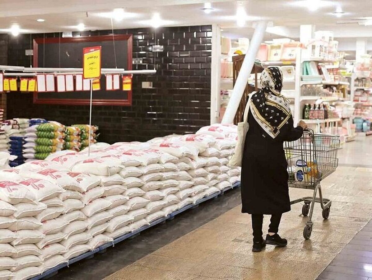 به گزارش تولیدگران کارآفرین به نقل از تجارت100: الهام صادقی: گشتی ساده در بازار نشان می‌دهد، بهای برنج خارجی به میزان بی‌سابقه‌ای افزایش یافته است، آن هم درشرایطی که پیش از این گرانی مستمر برنج ایرانی موجب شده بود تا بسیاری از خانوارها آن را از سبد معیشتی خود قلم بگیرند و به سراغ برنج‌های خارجی در وعده‌های غذایی‌شان بروند، با این وجود اما شاهد هستیم که تهیه این نوع برنج نیز به دلیل گرانی‌های پی در پی دیگر در توان بسیاری از خانوارها نیست. برنجی که قیمت آن به محدوده 200 هزار تومان به ازای هر کیلوگرم رسیده است.