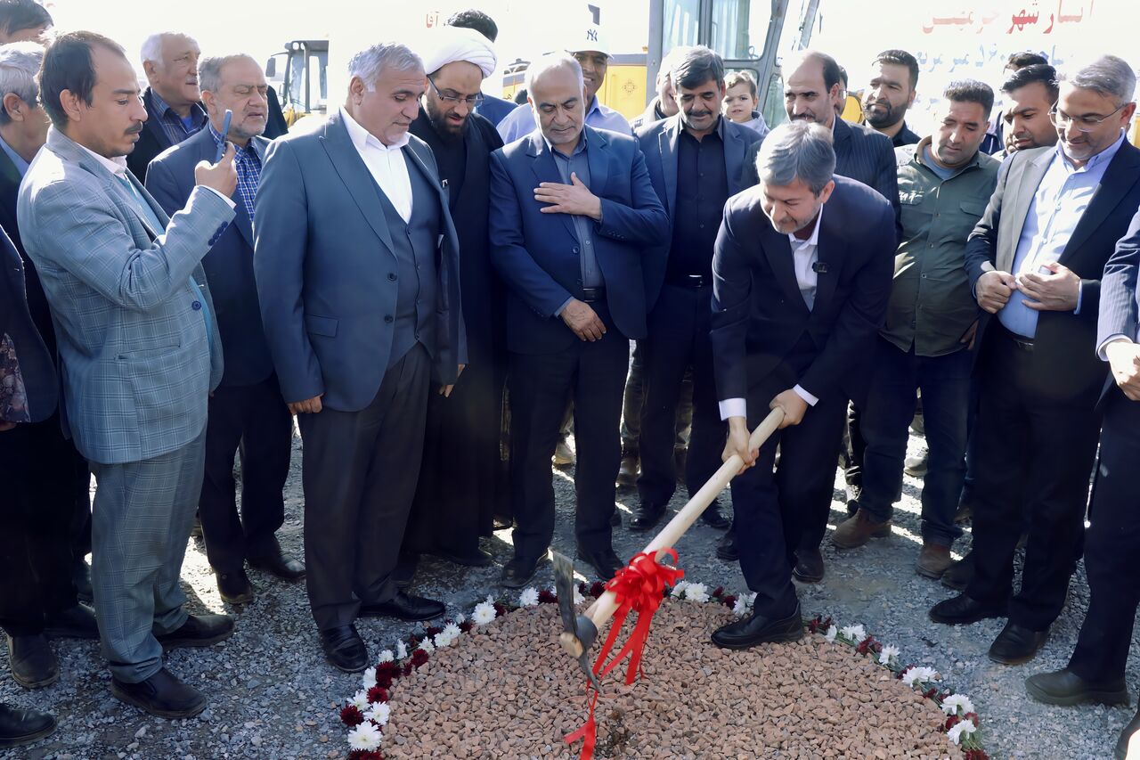 به گزارش تولیدگران کارآفرین: در آیین افتتاح یکی از این طرح‌ها، اکبر پولادی تعبیر جالبی درباره نحوه فعالیت استاندار اصفهان به کار برد و گفت: «جمالی‌نژاد با اقدامات شبانه‌روزی خود خواب را از چشمان مدیران ربوده است!»