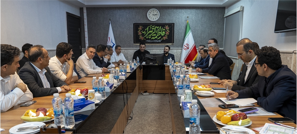 به گزارش تولیدگران کارآفرین به نقل از روابط عمومی و امور فرهنگی پتروشیمی مروارید؛ در ابتدای جلسه، حسام خوشبینفر مدیرعامل پتروشیمی مروارید ضمن خیرمقدم به مدیرعامل بانک شهر و هیات همراه، گزارشی از وضعیت تولید، برنامههای آینده و رویکردهای مدیریتی این شرکت ارائه کرد.