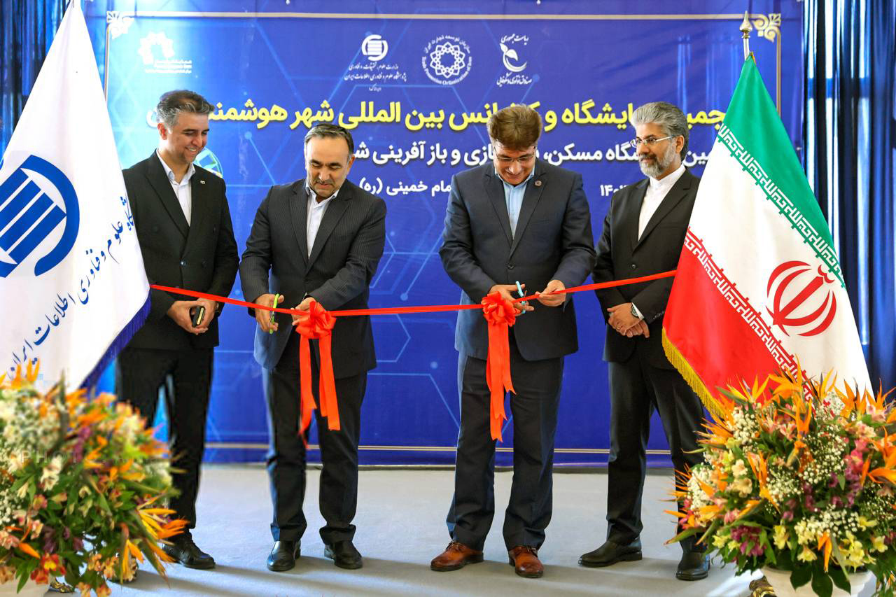 به گزارش تولیدگران کارآفرین: مصلای بزرگ تهران این روزها میزبان بزرگترین رویداد فناورانه کشور به عبارتی ششمین نمایشگاه و کنفرانس شهر هوشمند و هوش مصنوعی ایران است، رخدادی که تلاشی در راستای ساخت ایران هوشمند، پایدار و فناوری محور به شمار میرود و توسعه زیرساختهای شهری هوشمند، ترویج نوآوری، همچنین تبادل تجارب میان بخشهای علمی، صنعتی و مدیریتی کشور از اهداف مهم مدنظر آن است، علاوه براین حکمرانی هوش مصنوعی برای ارتقای شهر هوشمند، پیوند دانش، نوآوری و مدیریت شهری، ترسیم مسیر تازه را برای آینده شهرهای کشور، ارتقا، کیفیت زندگی شهروندان، بهینهسازی خدمات شهری و فراهم آوردن محیطی پایدار و ایمن برای همه در آن مورد توجه قرار دارد.