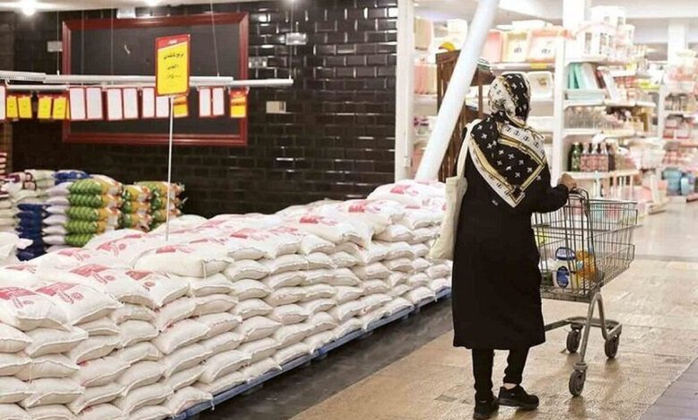 به گزارش تولیدگران کارآفرین به نقل از تجارت100: الهام صادقی: گشتی ساده در بازار نشان می‌دهد، بهای برنج خارجی به میزان بی‌سابقه‌ای افزایش یافته است، آن هم درشرایطی که پیش از این گرانی مستمر برنج ایرانی موجب شده بود تا بسیاری از خانوارها آن را از سبد معیشتی خود قلم بگیرند و به سراغ برنج‌های خارجی در وعده‌های غذایی‌شان بروند، با این وجود اما شاهد هستیم که تهیه این نوع برنج نیز به دلیل گرانی‌های پی در پی دیگر در توان بسیاری از خانوارها نیست. برنجی که قیمت آن به محدوده 200 هزار تومان به ازای هر کیلوگرم رسیده است.