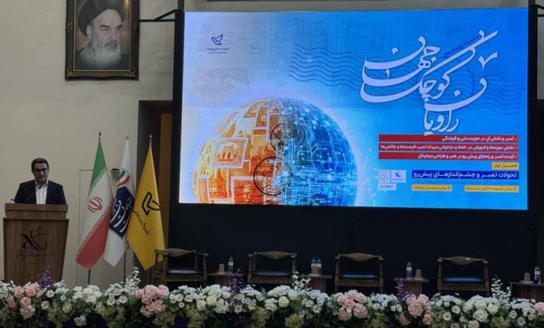 به گزارش تولیدگران کارآفرین: در این مراسم، محمد احمدی با اشاره به جایگاه منحصربه‌فرد تمبر در جهان امروز، گفت: «در روزگاری که فناوری و ارتباطات دیجیتال با سرعتی بی‌سابقه پیش می‌رود، شاید تصور شود تمبر دیگر نقش پررنگی در ارتباطات ندارد؛ اما واقعیت این است که تمبر کوچک‌ترین و قابل‌لمس‌ترین رسانه جهان است که معنا، روایت و هویت یک ملت را در ابعادی کوچک، اما عمیق، حفظ و منتقل می‌کند.»