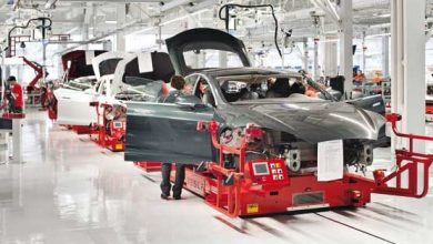 به گزارش تولیدگران کارآفرین به نقل از صنایع خودرو: مسعود پورباقی|تحریم‌ها به طور مستقیم بر تولید خودرو تاثیر گذاشته و منجر به کاهش قابل توجه خروجی کارخانه‌ها شده‌اند. برای مثال، در نیمه نخست سال جاری، تولید خودروهای سواری در ایران با افت ۱۸.۷ درصدی روبرو بوده است.