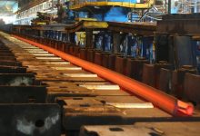 به گزارش تولیدگران کارآفرین: ذوب آهن اصفهان به عنوان تنها تولید کننده ریل در غرب آسیا مطابق با استاندارد اروپا ( 13674- EN) که چندی پیش رکورد تولید 54 هزار 550 تن انواع ریل در 8 ماهه سال جاری را اعلام نموده بود، برای راه آهن میانه- اردبیل تاکنون 19 هزار تن ریل 60E1 با گرید R260 به شرکت ساخت و توسعه زیربناهای حمل و نقل کشور تحویل داده که 4 هزار تن از این میزان مربوط به خردادماه سال جاری تاکنون است. همچنین برای راه آهن چابهار- زاهدان نیز بیش از 60 هزار تن ریل 60E1 با گرید R260  تاکنون به قرارگاه سازندگی خاتم الانبیاء تحویل شده که از این میزان بیش از 20هزار تن مربوط به پارت تحویلی سال جاری، تاکنون است.