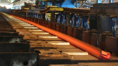 به گزارش تولیدگران کارآفرین: ذوب آهن اصفهان به عنوان تنها تولید کننده ریل در غرب آسیا مطابق با استاندارد اروپا ( 13674- EN) که چندی پیش رکورد تولید 54 هزار 550 تن انواع ریل در 8 ماهه سال جاری را اعلام نموده بود، برای راه آهن میانه- اردبیل تاکنون 19 هزار تن ریل 60E1 با گرید R260 به شرکت ساخت و توسعه زیربناهای حمل و نقل کشور تحویل داده که 4 هزار تن از این میزان مربوط به خردادماه سال جاری تاکنون است. همچنین برای راه آهن چابهار- زاهدان نیز بیش از 60 هزار تن ریل 60E1 با گرید R260  تاکنون به قرارگاه سازندگی خاتم الانبیاء تحویل شده که از این میزان بیش از 20هزار تن مربوط به پارت تحویلی سال جاری، تاکنون است.