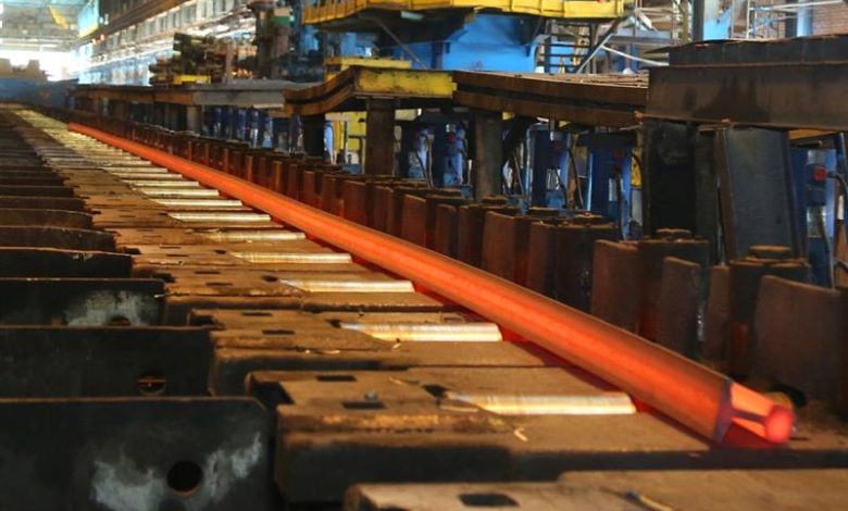 به گزارش تولیدگران کارآفرین: ذوب آهن اصفهان به عنوان تنها تولید کننده ریل در غرب آسیا مطابق با استاندارد اروپا ( 13674- EN) که چندی پیش رکورد تولید 54 هزار 550 تن انواع ریل در 8 ماهه سال جاری را اعلام نموده بود، برای راه آهن میانه- اردبیل تاکنون 19 هزار تن ریل 60E1 با گرید R260 به شرکت ساخت و توسعه زیربناهای حمل و نقل کشور تحویل داده که 4 هزار تن از این میزان مربوط به خردادماه سال جاری تاکنون است. همچنین برای راه آهن چابهار- زاهدان نیز بیش از 60 هزار تن ریل 60E1 با گرید R260  تاکنون به قرارگاه سازندگی خاتم الانبیاء تحویل شده که از این میزان بیش از 20هزار تن مربوط به پارت تحویلی سال جاری، تاکنون است.