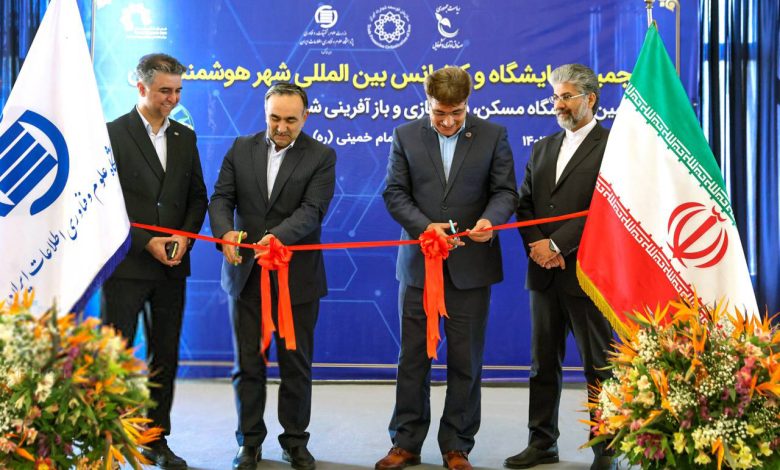 به گزارش تولیدگران کارآفرین: مصلای بزرگ تهران این روزها میزبان بزرگ‌ترین رویداد فناورانه کشور به عبارتی ششمین نمایشگاه و کنفرانس شهر هوشمند و هوش مصنوعی ایران است، رخدادی که تلاشی در راستای ساخت ایران هوشمند، پایدار و فناوری ‌محور به شمار می‌رود و توسعه زیرساخت‌های شهری هوشمند، ترویج نوآوری، همچنین تبادل تجارب میان بخش‌های علمی، صنعتی و مدیریتی کشور از اهداف مهم مدنظر آن است، علاوه براین حکمرانی هوش مصنوعی برای ارتقای شهر هوشمند، پیوند دانش، نوآوری و مدیریت شهری، ترسیم مسیر تازه‌ را برای آینده شهر‌های کشور، ارتقا، کیفیت زندگی شهروندان، بهینه‌سازی خدمات شهری و فراهم آوردن محیطی پایدار و ایمن برای همه در آن مورد توجه قرار دارد.
