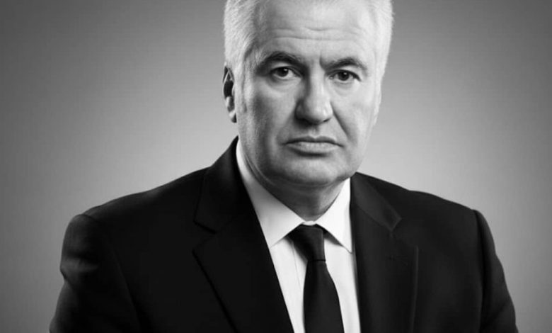 به گزارش تودلیدگران کارآفرین به نقل از هفتانیوز: وی پس از تحصیل در دببرستان هدف تهران، مدرک مهندسی سیستم‌های اقتصادی خود را در سال ۱۳۹۰ در دانشگاه امیرکبیر تهران اخذ و بعد از آن تحصیلات خود را در دکترای مدیریت بازرگانی راهبردی در دانشگاه بین المللی عدالت تهران ادامه داد و در سال ۱۳۹۷ مدرک دکتری خود را در این رشته اخذ کرد