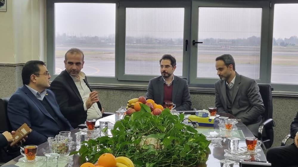 به گزارش تولیدگران کارآفرین به نقل از روابط عمومی و امور بین الملل سازمان منطقه آزاد انزلی، در این نشست که باهدف ارتقاء ظرفیتهای فرودگاهی استان گیلان و تقویت زیرساختهای حملونقل هوایی شمال کشور برگزار شد، ضمن بررسی وضعیت موجود فرودگاه رشت، به تبادل نظر پیرامون نیازهای توسعهای این مجموعه، ایجاد ترمینال جدید ، تملک اراضی پیرامونی و افزایش پروازهای داخلی و بینالمللی و نقش آن در تسهیل ارتباطات تجاری و گردشگری استان پرداختند.