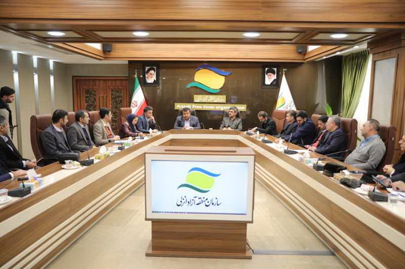 به گزارش تولیدگران کارآفرین به نقل از پایگاه خبری مناطق آزاد و ویژه اقتصادی (فرینا)، در این نشست، هیات اعضای کمیته کالای همراه مسافر دبیرخانه شورایعالی مناطق آزاد و ویژه اقتصادی به سرپرستی ناصر خرمالی، مدیر گمرک، بازرگانی و توسعه صادرات دبیرخانه شورایعالی مناطق آزاد، با جمعی از فعالان اقتصادی، بازرگانان و شرکتهای فعال در حوزه تجارت و واردات خودرو دیدار و گفتوگو کردند.