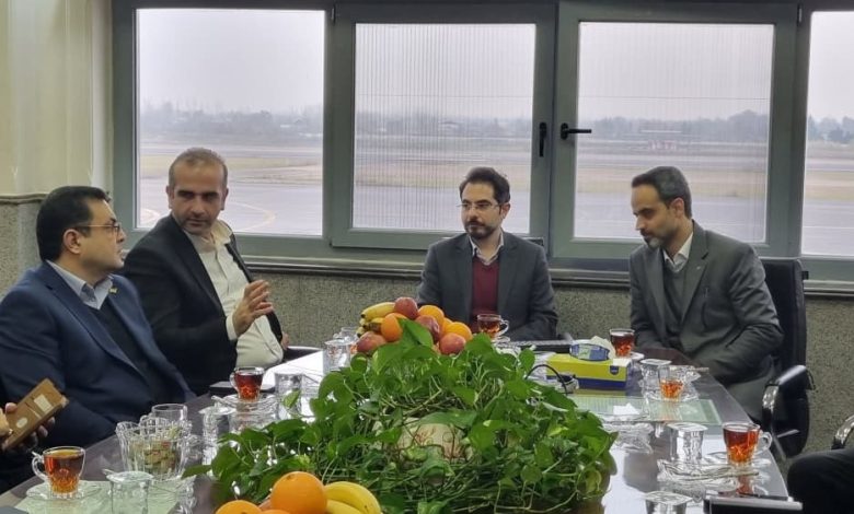 به گزارش تولیدگران کارآفرین به نقل از روابط عمومی و امور بین الملل سازمان منطقه آزاد انزلی، در این نشست که باهدف ارتقاء ظرفیت‌های فرودگاهی استان گیلان و تقویت زیرساخت‌های حمل‌ونقل هوایی شمال کشور برگزار شد، ضمن بررسی وضعیت موجود فرودگاه رشت، به تبادل نظر پیرامون نیازهای توسعه‌ای این مجموعه، ایجاد ترمینال جدید ، تملک اراضی پیرامونی و افزایش پروازهای داخلی و بین‌المللی و نقش آن در تسهیل ارتباطات تجاری و گردشگری استان پرداختند.