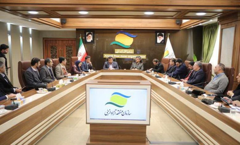 به گزارش تولیدگران کارآفرین به نقل از پایگاه خبری مناطق آزاد و ویژه اقتصادی (فرینا)، در این نشست، هیات اعضای کمیته کالای همراه مسافر دبیرخانه شورای‌عالی مناطق آزاد و ویژه اقتصادی به سرپرستی ناصر خرمالی، مدیر گمرک، بازرگانی و توسعه صادرات دبیرخانه شورای‌عالی مناطق آزاد، با جمعی از فعالان اقتصادی، بازرگانان و شرکت‌های فعال در حوزه تجارت و واردات خودرو دیدار و گفت‌وگو کردند.