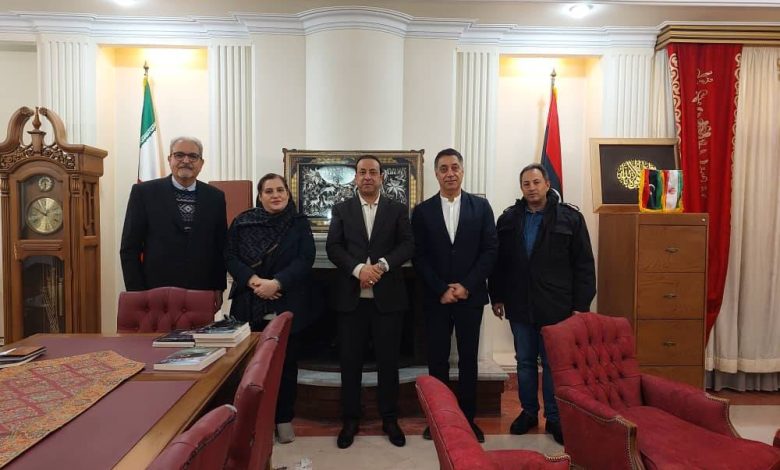 به گزارش تولیدگران کارآفرین به نقل از ستاد خبری، جمعی از فعالان نمایشگاهی کشور روز شنبه ۲۹ آذر با حضور در سفارت لیبی در تهران، با سفیر این کشور دیدار کردند. هدف از این نشست بررسی راهکارهای افزایش تعاملات اقتصادی میان دو کشور از طریق برگزاری نمایشگاه‌ها و رویدادهای تجاری بود.