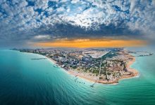 به گزارش تولیدگران کارآفرین: این پروژه که سال‌ها از فعالیت آن در کیش می‌گذرد و شاکیان بسیار زیادی بعلت عدم اجراء تعهدات خود و عدم تحویل واحدهای فروخته شده به خریداران دارد اخیر معلوم نیست بر چه اساسی و با کدام مجوز در حالی که هنوز انبوهی از تعهدات قبلی خود را انجام نداده است، دست به تبلیغات وسیعی در سطح کیش برای پیش فروش واحد‌های جدید زده و با کلید واژه "اعتبار " ده‌ها بیلبورد و تابلوهای تبلیغاتی در سطح فرودگاه کیش نصب کرده است تا توجه مسافران و گردشگران کیش را در بدو ورود به کیش به‌خود جلب کند و عملا بی‌اعتباری و بی‌اعتمادی را تبلیغ کند!