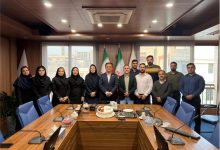 به گزارش تولیدگران کارآفرین به نقل از روابط عمومی و امور فرهنگی پتروشیمی مروارید، در ابتدای این مراسم مهدی حسین‌پور مدیر مالی و سرمایه گذاری ضمن تبریک روز حسابدار، تلاش همکاران مالی شرکت را نمونه‌ای از پشتکار، نظم و مسئولیت‌پذیری عنوان کرد و افزود: حسابداری صرفا یک شغل نیست، مسئولیتی است که با شفافیت، دقت و سلامت مالی شرکت خورده است. همکاران واحد مالی در شرکت پتروشیمی مروارید در شرایط مختلف حتی روزهای تعطیل با تعهد و پشتکار کنار شرکت بوده‌اند و این روحیه رمز موفقیت آنهاست.