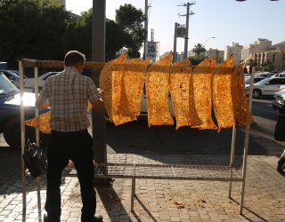 به گزارش تولیدگران کارآفرین: محمدجواد کرمی در گفتوگو با ایانا، با تأکید بر لزوم تحول در سیاستگذاریهای کلان زنجیره گندم، آرد و نان اظهار داشت: «صنعت آرد و نان کشور با وجود در اختیار داشتن کارخانجات بهروز و مدرن، به دلیل محدودیتهای ناشی از روشهای فعلی پرداخت یارانه، در حصار مانده و از پتانسیلهای واقعی خود برای حضور در بازارهای منطقهای محروم شده است.»
