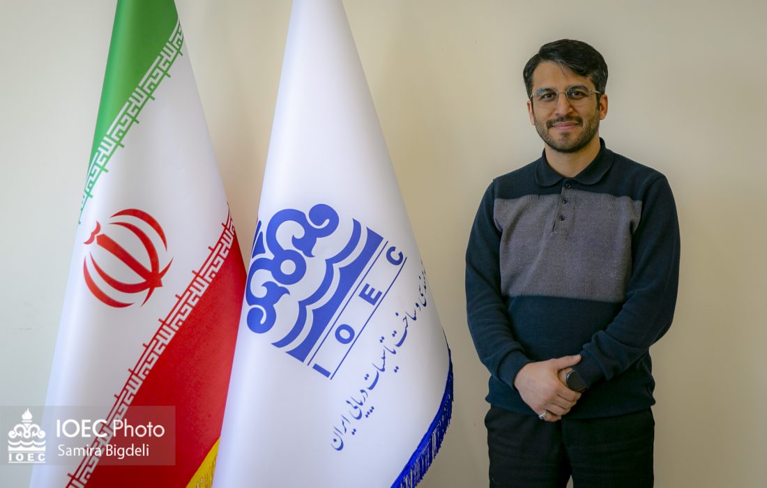 به گزارش تولیدگران کارآفرین: دکتر علی مهری، پژوهشگر مهندسی مواد در شرکت مهندسی و ساخت تأسیسات دریایی ایران، در گفتوگو با روابط عمومی شرکت، تجربه ثبت بینالمللی یک اختراع در حوزه کاتالیزورهای کاهش آلودگی خطوط نفت و گاز را تشریح کرد و همزمان به مرور مسیر علمی و صنعتی خود پرداخت؛ مسیری که از دانشگاههای معتبر داخلی و خارجی آغاز شده و امروز به دغدغه توسعه و بهکارگیری فناوری در صنعت انرژی کشور رسیده است.