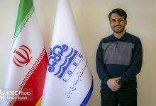 به گزارش تولیدگران کارآفرین: دکتر علی مهری، پژوهشگر مهندسی مواد در شرکت مهندسی و ساخت تأسیسات دریایی ایران، در گفت‌وگو با روابط عمومی شرکت، تجربه ثبت بین‌المللی یک اختراع در حوزه کاتالیزورهای کاهش آلودگی خطوط نفت و گاز را تشریح کرد و هم‌زمان به مرور مسیر علمی و صنعتی خود پرداخت؛ مسیری که از دانشگاه‌های معتبر داخلی و خارجی آغاز شده و امروز به دغدغه توسعه و به‌کارگیری فناوری در صنعت انرژی کشور رسیده است.