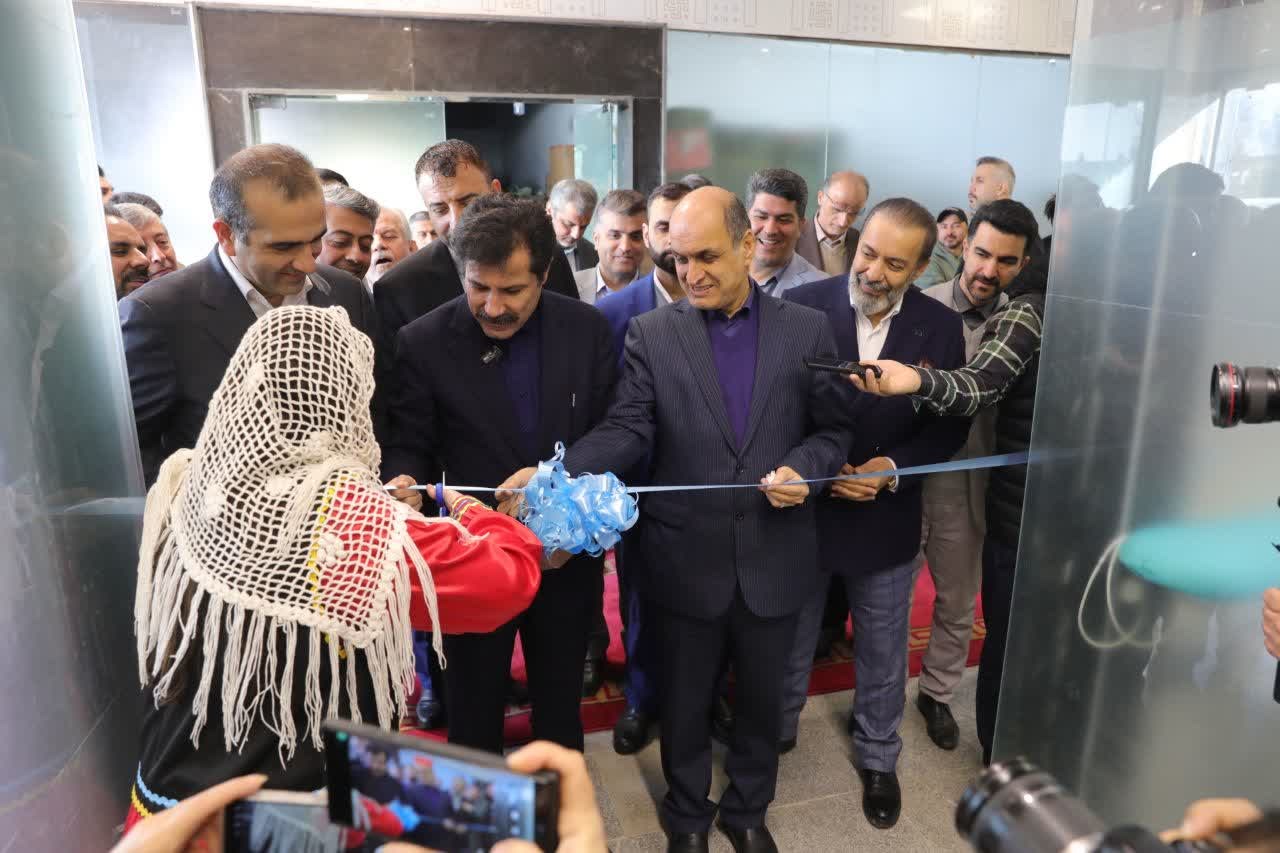 به گزارش تولیدگران کارآفرین به نقل از روابط عمومی و امور بینالملل سازمان منطقه آزاد انزلی: براین اساس 9 طرح تولیدی-صنعتی با میزان سرمایهگذاری 198 میلیارد تومانی و اشتغالزایی مستقیم برای 199 نفر توسط بخش خصوصی در زمینههای تجهیزات رایانه، یخچالهای صنعتی، پوشاک، قطعات خودرو، تولید کیسه پلاستیک، عطر، و پوشاک به صورت رسمی در مدار تولید قرار گرفت.
