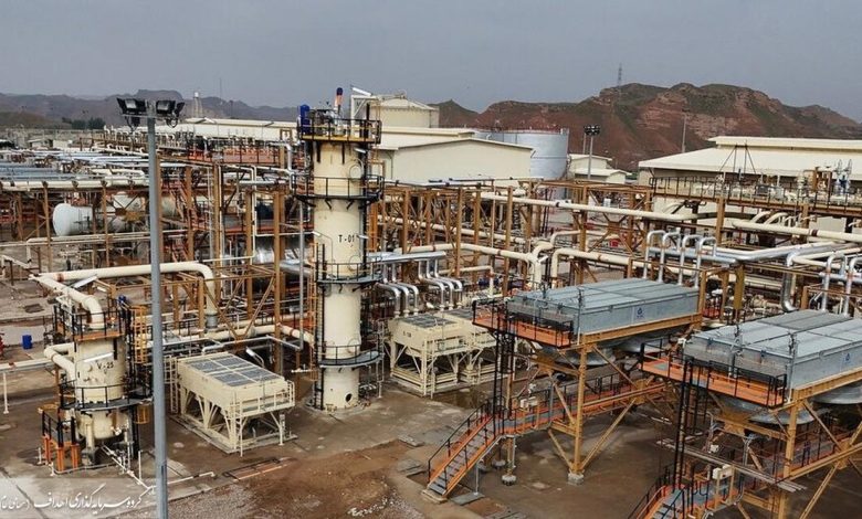 به گزارش تولیدگران کارآفرین به نقل از گروه سرمایه گذاری اهداف: کارخانه جمع‌آوری و فشارافزایی گازهای مشعل بیاتِ دهلران امروز (دوشنبه، ۲۰ بهمن) با حضور مسعود پزشکیان، رئیس‌جمهوری و محسن پاک‌نژاد، وزیر نفت به‌صورت ویدئوکنفرانس به بهره‌برداری رسید.