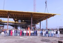 به گزارش تولیدگران کارآفرین به نقل از روابط عمومی شركت مهندسي و ساخت تأسيسات دريايي ايران، با همت و تلاش متخصصان ستادی و تیمهای اجرایی در یارد خرمشهر، عملیات پیچیده لیفت و نصب طبقه Cellar عرشه و همچنین Top Chord پل ارتباطی پروژه گازي بلال با موفقیت کامل به سرانجام رسید. این دستاورد عملیاتی، جبهههای کاری جدیدی را برای تکمیل نهایی این سازه استراتژیک گشوده است.