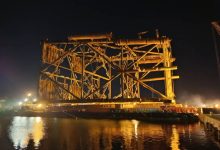 به گزارش تولیدگران کارآفرین به نقل از روابط عمومی شرکت مهندسی و ساخت تأسیسات دریایی ایران: اتمام مؤفق عملیات بارگیری جکت پروژه فرزاد B را میتوان، نقطه عطفی در مسیر اجرای یکی از مهمترین پروژههای فراساحلی کشور دانست؛ عملیاتی پیچیده، دقیق و حساس که حاصل ماهها برنامهریزی، هماهنگی و تلاش بیوقفه مجموعهای متعهد از نیروهای متخصص در بخشهای مهندسی، اجرایی، ایمنی، پشتیبانی و عملیات دریایی است.