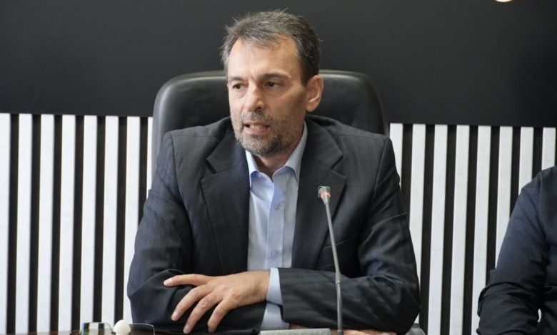 به گزارش تولیدگران کارآفرین به نقل از وزارت جهاد کشاورزی، داور نامدار در سفر به استان آذربایجان‌غربی و در نشست تخصصی با مدیران این حوزه، با تأکید بر محدودیت منابع پایه، اظهار کرد: کشور ما با ۱۸.۷ میلیون هکتار اراضی کشاورزی که بخش عمده آن را اراضی دیم تشکیل می‌دهد، با محدودیت جدی در منابع آبی و اراضی حاصلخیز مواجه است. در چنین شرایطی، حفاظت از این منابع، نه تنها برای تولید، بلکه برای تأمین امنیت زیستی کشور یک ضرورت حیاتی است.