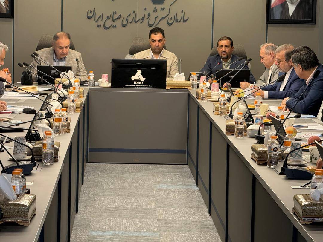 به گزارش تولیدگران کارآفرین: هدف از این نشست، هماندیشی دربارهٔ نقش مؤثر نظام بانکی و صنعت بیمه در شکلگیری و شکوفایی اقتصاد دریامحور عنوان شد. در این نشست تأکید شد که در حوزهٔ اقتصاد دریا شاخههای متعددی وجود دارد و پیشتر نیز نمایشگاههایی در حوزههایی مانند شیلات و صنایع دریایی برگزار شده است؛ اما آنچه تاکنون ناشناخته مانده، پیوستگی این فعالیتها با اقتصاد دریا است. نمایشگاه پیشرو میکوشد زنجیرهای از فعالیتهای مبتنی بر اقتصاد دریامحور را به نمایش بگذارد و همافزایی میان این فعالیتهای پراکنده را آشکار کند.