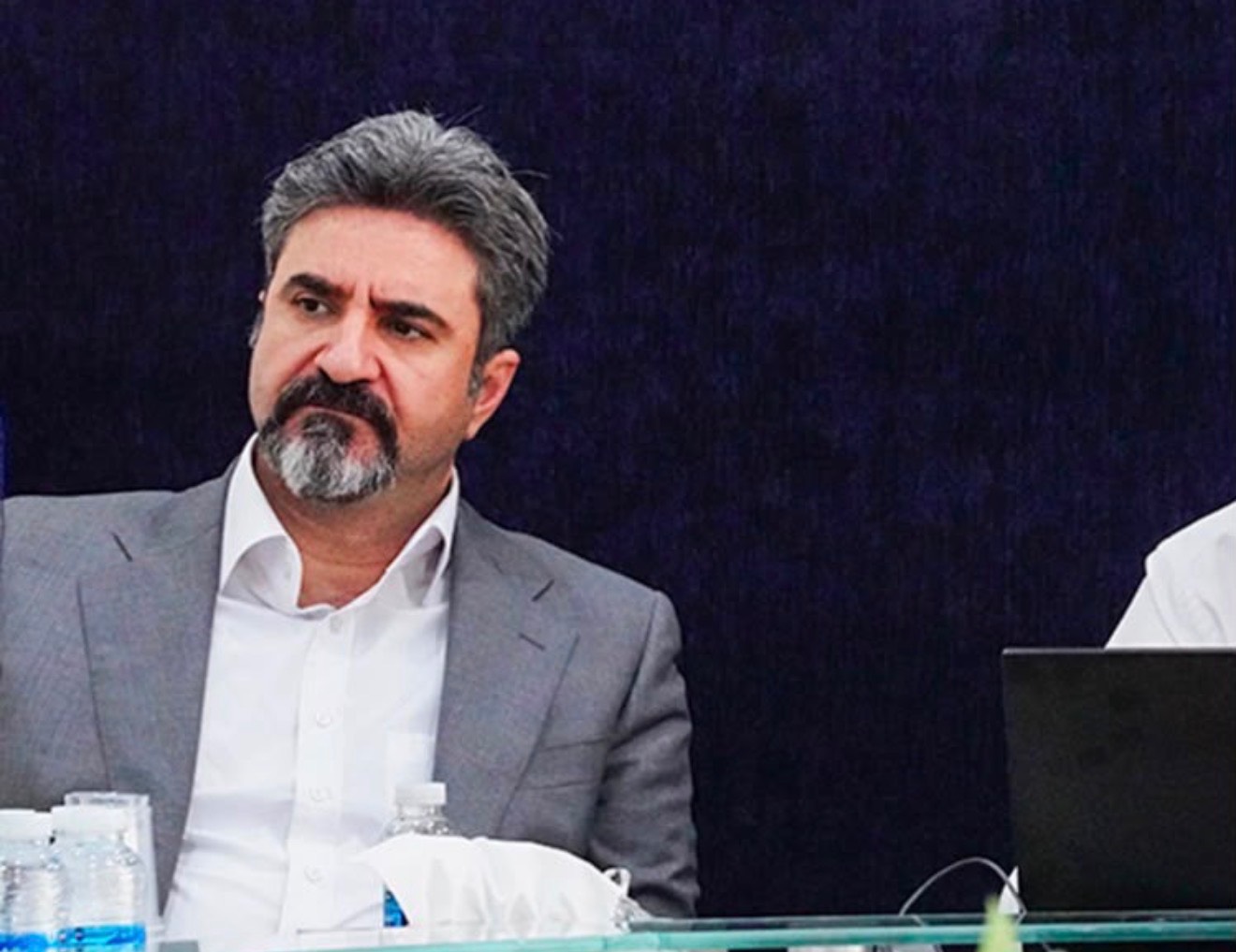 به گزارش تولیدگران کارآفرین: اتفاقات رخ‌داده در مناطق عسلویه و ماهشهر نشان داد که زیرساخت‌های حیاتی صنعت پتروشیمی، به‌ویژه در حوزه پدافند غیرعامل، ایمنی و بهداشت محیط کار (HSE)، همچنان نیازمند بازنگری و تقویت جدی هستند. تمرکز بخش قابل توجهی از خدمات یوتیلیتی، از جمله برق، بخار و آب صنعتی، در چند نقطه محدود نیز بر دامنه این آسیب‌پذیری افزوده است؛ چراکه هرگونه اختلال در این مراکز می‌تواند زنجیره‌ای از توقف‌ها و کاهش ظرفیت‌ها را در مجموعه‌ای از مجتمع‌های تولیدی ایجاد کند.