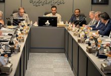 به گزارش تولیدگران کارآفرین: هدف از این نشست، هم‌اندیشی دربارهٔ نقش مؤثر نظام بانکی و صنعت بیمه در شکل‌گیری و شکوفایی اقتصاد دریامحور عنوان شد. در این نشست تأکید شد که در حوزهٔ اقتصاد دریا شاخه‌های متعددی وجود دارد و پیش‌تر نیز نمایشگاه‌هایی در حوزه‌هایی مانند شیلات و صنایع دریایی برگزار شده است؛ اما آنچه تاکنون ناشناخته مانده، پیوستگی این فعالیت‌ها با اقتصاد دریا است. نمایشگاه پیش‌رو می‌کوشد زنجیره‌ای از فعالیت‌های مبتنی بر اقتصاد دریامحور را به نمایش بگذارد و هم‌افزایی میان این فعالیت‌های پراکنده را آشکار کند.
