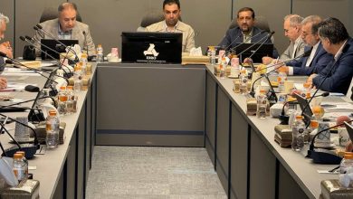 به گزارش تولیدگران کارآفرین: هدف از این نشست، هم‌اندیشی دربارهٔ نقش مؤثر نظام بانکی و صنعت بیمه در شکل‌گیری و شکوفایی اقتصاد دریامحور عنوان شد. در این نشست تأکید شد که در حوزهٔ اقتصاد دریا شاخه‌های متعددی وجود دارد و پیش‌تر نیز نمایشگاه‌هایی در حوزه‌هایی مانند شیلات و صنایع دریایی برگزار شده است؛ اما آنچه تاکنون ناشناخته مانده، پیوستگی این فعالیت‌ها با اقتصاد دریا است. نمایشگاه پیش‌رو می‌کوشد زنجیره‌ای از فعالیت‌های مبتنی بر اقتصاد دریامحور را به نمایش بگذارد و هم‌افزایی میان این فعالیت‌های پراکنده را آشکار کند.