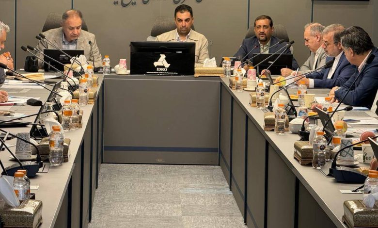 به گزارش تولیدگران کارآفرین: هدف از این نشست، هم‌اندیشی دربارهٔ نقش مؤثر نظام بانکی و صنعت بیمه در شکل‌گیری و شکوفایی اقتصاد دریامحور عنوان شد. در این نشست تأکید شد که در حوزهٔ اقتصاد دریا شاخه‌های متعددی وجود دارد و پیش‌تر نیز نمایشگاه‌هایی در حوزه‌هایی مانند شیلات و صنایع دریایی برگزار شده است؛ اما آنچه تاکنون ناشناخته مانده، پیوستگی این فعالیت‌ها با اقتصاد دریا است. نمایشگاه پیش‌رو می‌کوشد زنجیره‌ای از فعالیت‌های مبتنی بر اقتصاد دریامحور را به نمایش بگذارد و هم‌افزایی میان این فعالیت‌های پراکنده را آشکار کند.